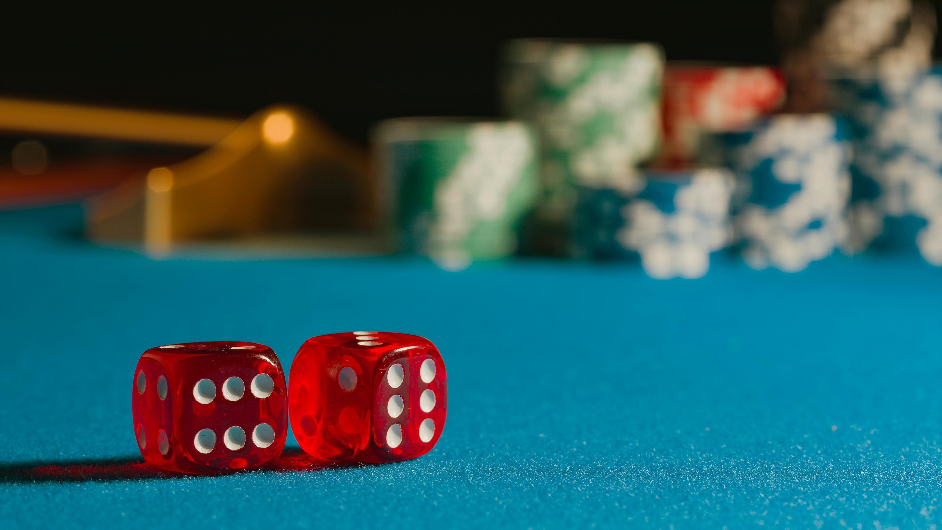 Pengguna menikmati informasi sportsbook di layar ponsel dengan tema gelap